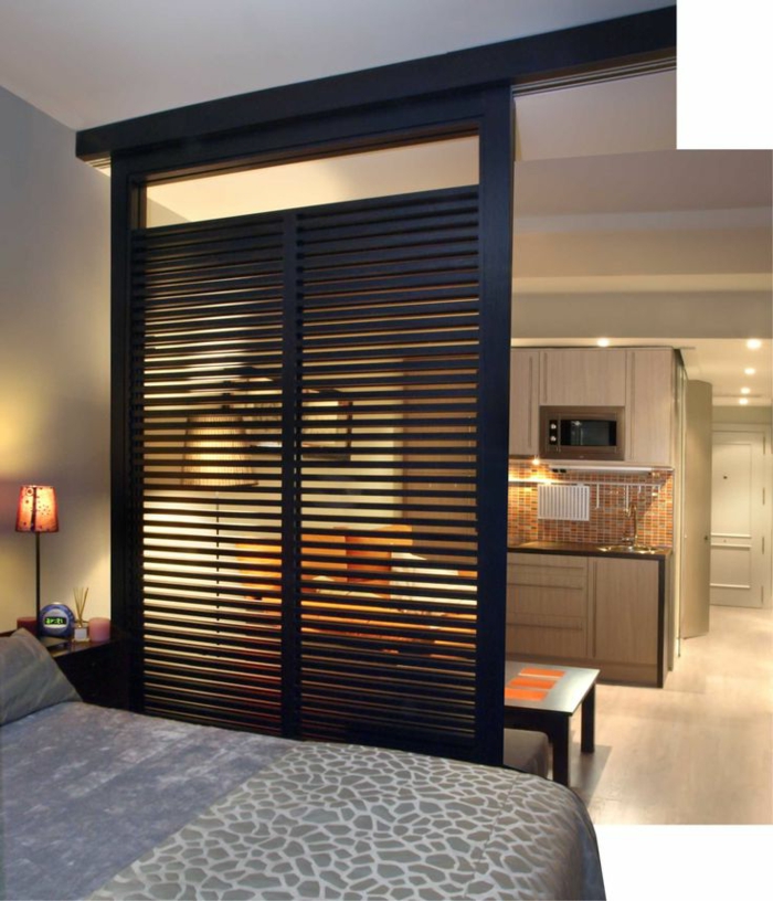 biombos barratos, separador de ambientes de madera pintado en negro, dormitorio separado del salón y la cocina