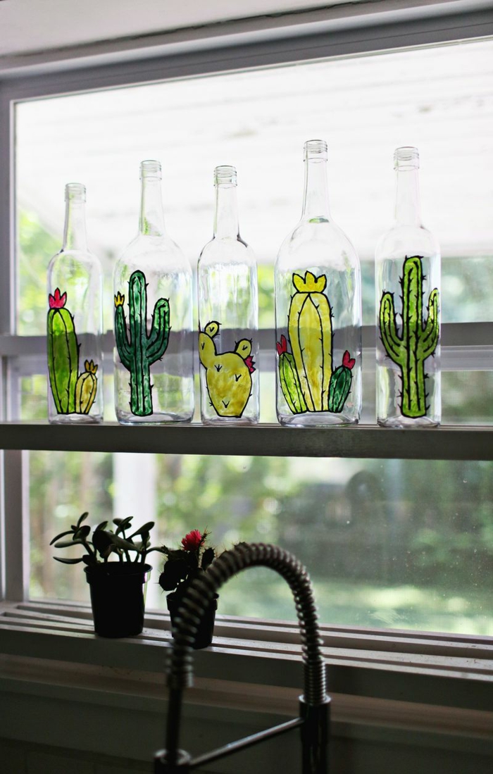 botellas decorativas con dibujos de cactus, botellas de cristal decoradas con pinturas, preciosa propuesta para decorar la casa