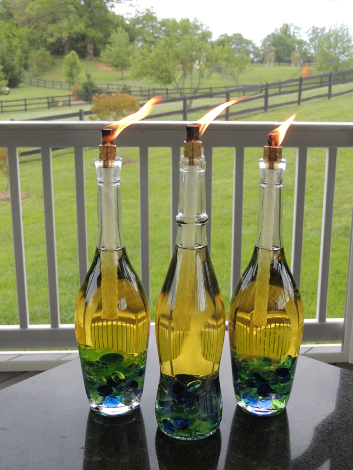 preciosa decoración para el jardín, botella dibujo fáciles de hacer, botellas de vidrio con velas y elementos decorativos 