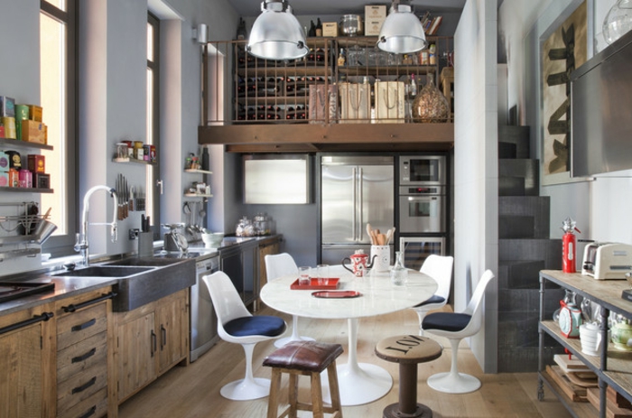 cómo decorar las cocinas blancas, propuestas de encanto, cocina comedor con sillas de diferente tamaño y estilo, paredes pintadas en gris