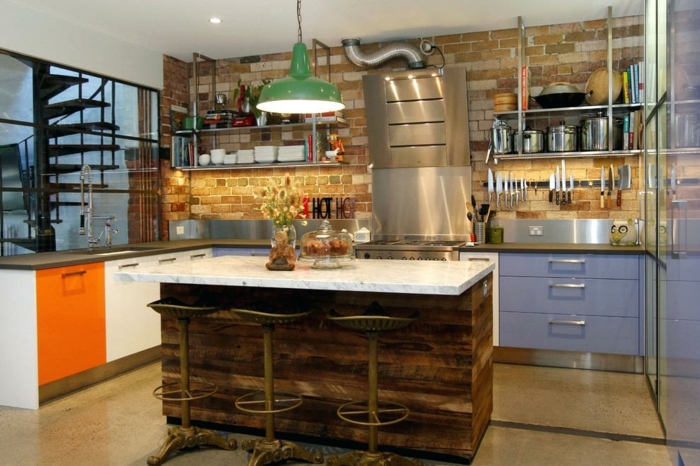 ideas para amueblar una cocina comedor, barra grande en el centro de la estancia, armarios en anaranjado y lila