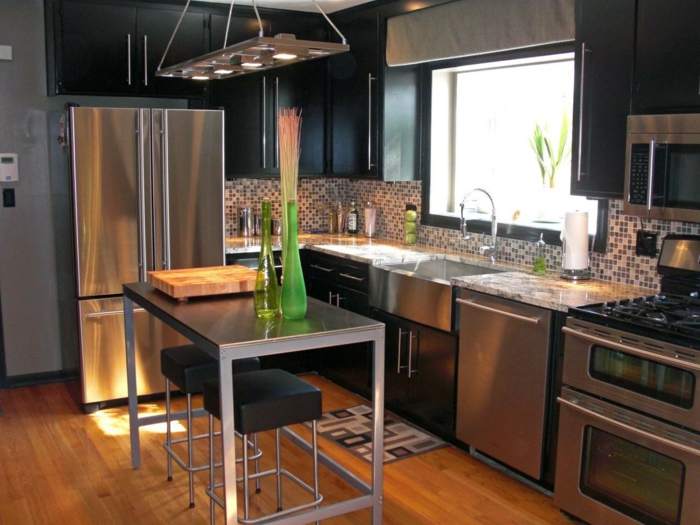 cocina comedor de diseño moderno en negro y gris y lámpara original, muebles de laminados y suelo de parquet