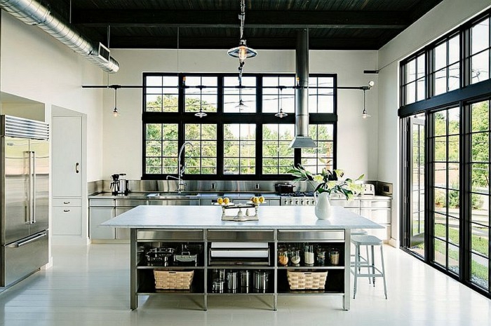 propuestas fabulosas de cocina moderna decoradas en estilo industrial, grande mesa de metal con almacenas funcionales