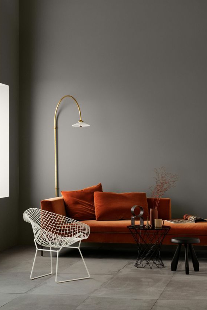 decoración minimalista, colores para paredes, sala de estar, sofá color naranja, lámpara, silla blanca con huecos, pared 