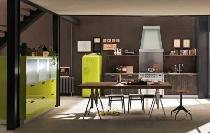 grande cocina de colores oscuros con punto focal en la nevera y el armario en verde llamativo, cocina moderna industrial 