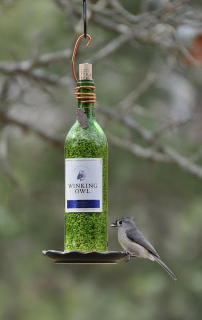 idea encantadora para hacer un comedero de pájaros DIY de una botella de cristal, botella dibujo propuesta fácil
