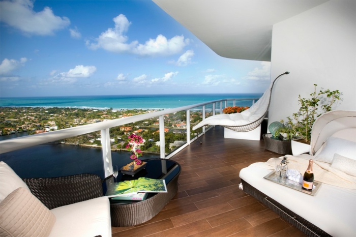 terrazas que dan al mar, bonita propuesta para decorar terrazas en blanco, muebles de diseño original en blanco 
