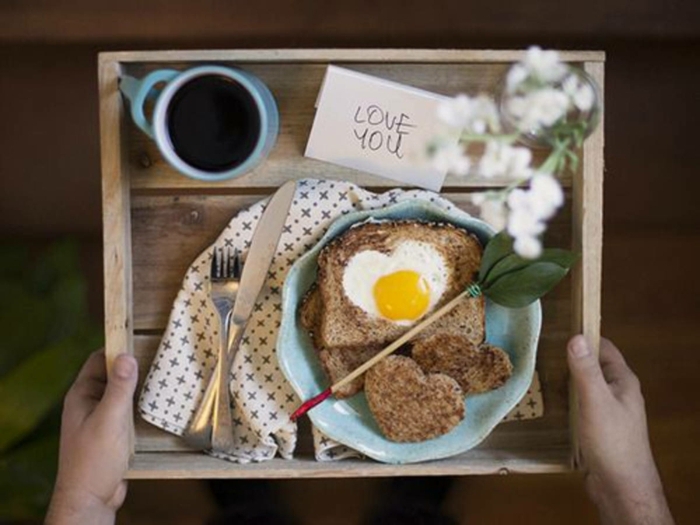 desayuno románticoc on mixto con huevo en forma de corazón, tablero de madera DIY, ideas sobre como sorprender a mi novia