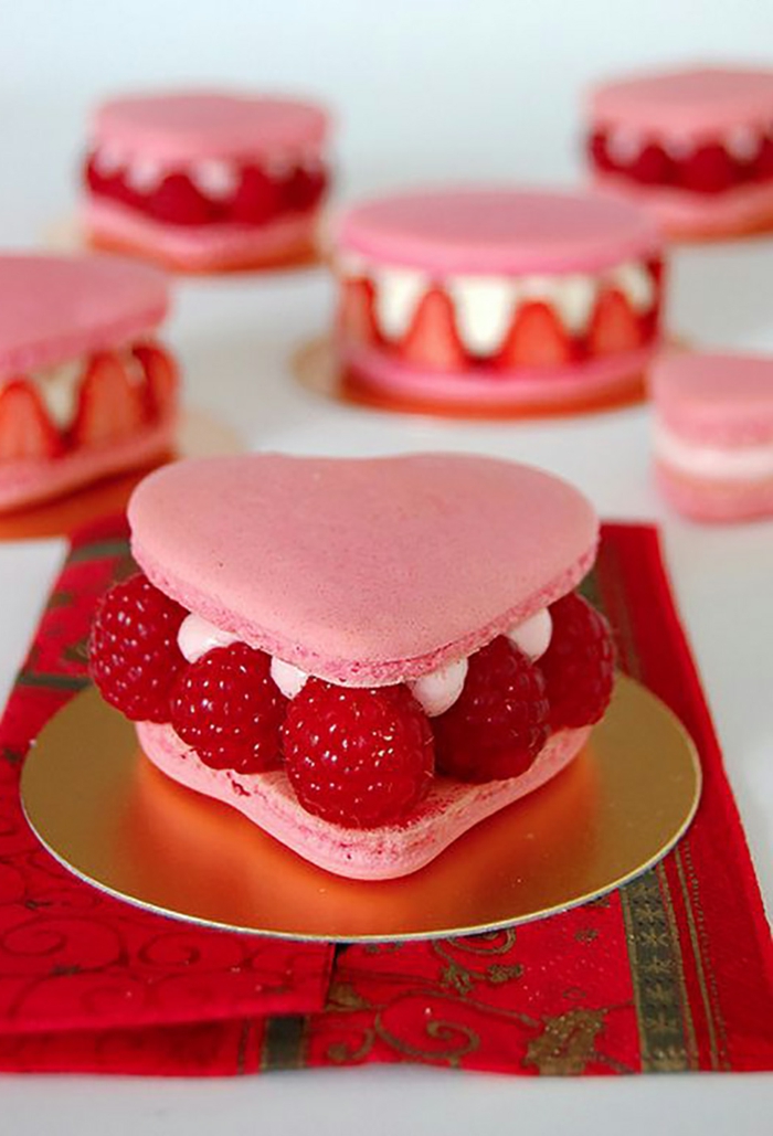 pasteles de forma original, sorpresas para tu pareja sabrosos, galletas en forma de corazón en color rosa decoradas de frambuesas