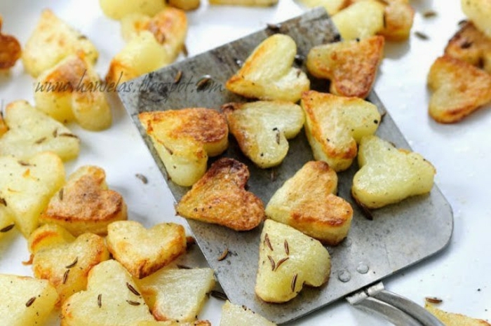 patatas fritas en forma de corazón con rosmarina, sorpresas para tu pareja con su plato favorito, ideas San Vlentín 