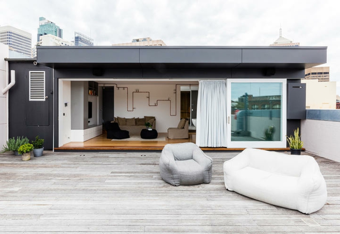 cómo decorar terrazas en estilo moderno minimalista, sillón y sofá tipo puf, suelo de parquet, diseño estilo contemporáneo 