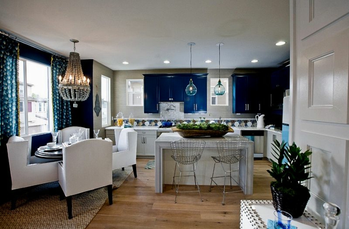 cortinas cocina, grande cocina con barra en el centro y comedor, interior decorado en azul y blanco, sillas en blanco modernas