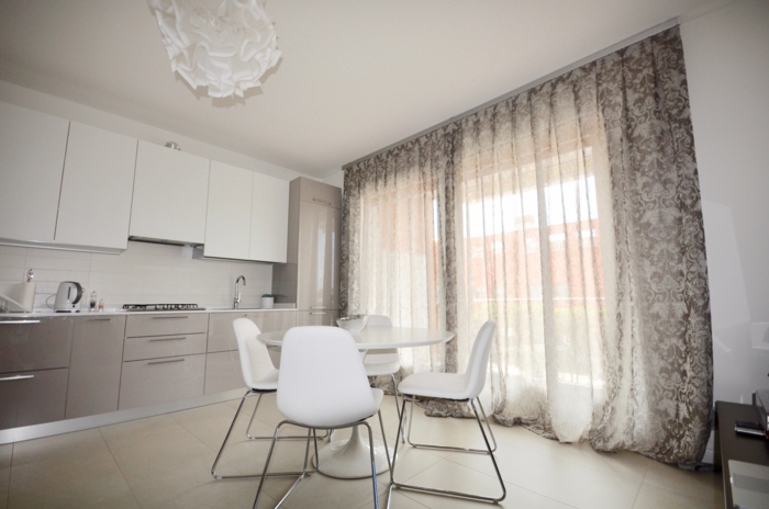 cortinas cocina, preciosa cocina en blanco con lámpara original y cortinas de visillo con ornamentos florales 