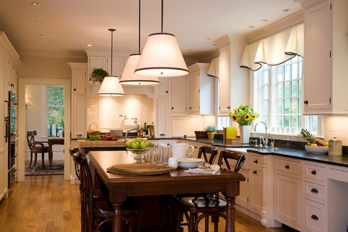 cortinas para cocina, grande cocina con comedor, mesa de madera masiva, lámparas modernas y cortinas en el mismo color 