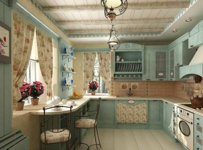 cortinas para cocina, propuesta romántica de cocina en azul suave y blanco, cortinas de algodón con estampado de rosas y flores decorativos