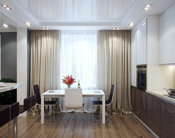 cocinas modernas blancas, comedor en estilo contemporáneo con cortinas en beige sofisticadas, suelo de parquet y techo en blanco con lámparas empotradas