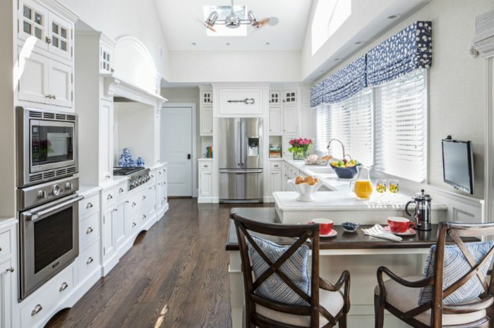 cortinas para cocina, grande cocina en blanco con detalles en azul y muebles de madera, propuestas para decorar las cocinas en blanco 