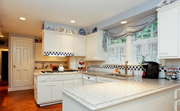 cocinas modernas blancas, grande cocina en blanco con detalles en azul, cortina enrollable en azul y blanco con estampado de rayas