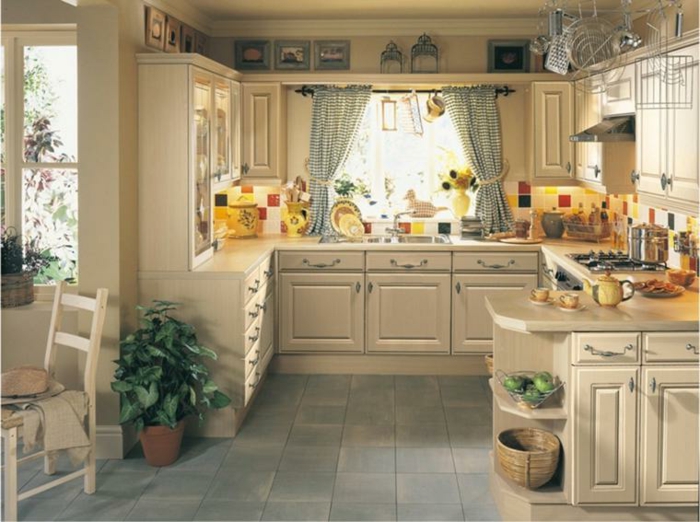 estores para cocina, cocina acogedora en beige con decoración de plantas, cortinas pequeñas en estampado de cuadros 
