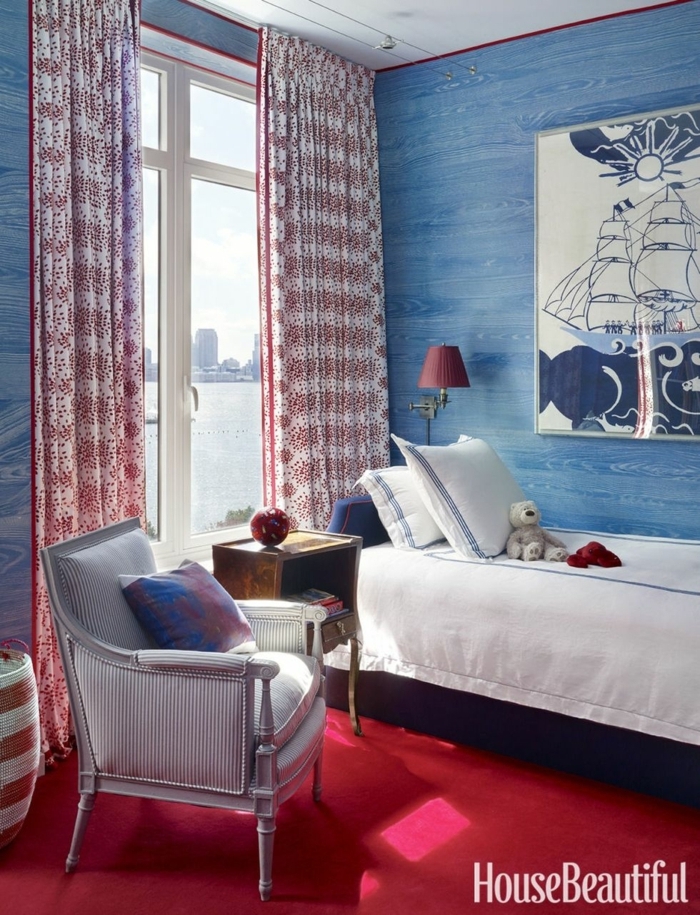 decoración de dormitorio en tonos de contraste, cortinas en blanco y rojo, cuadros decorativos con barcos 