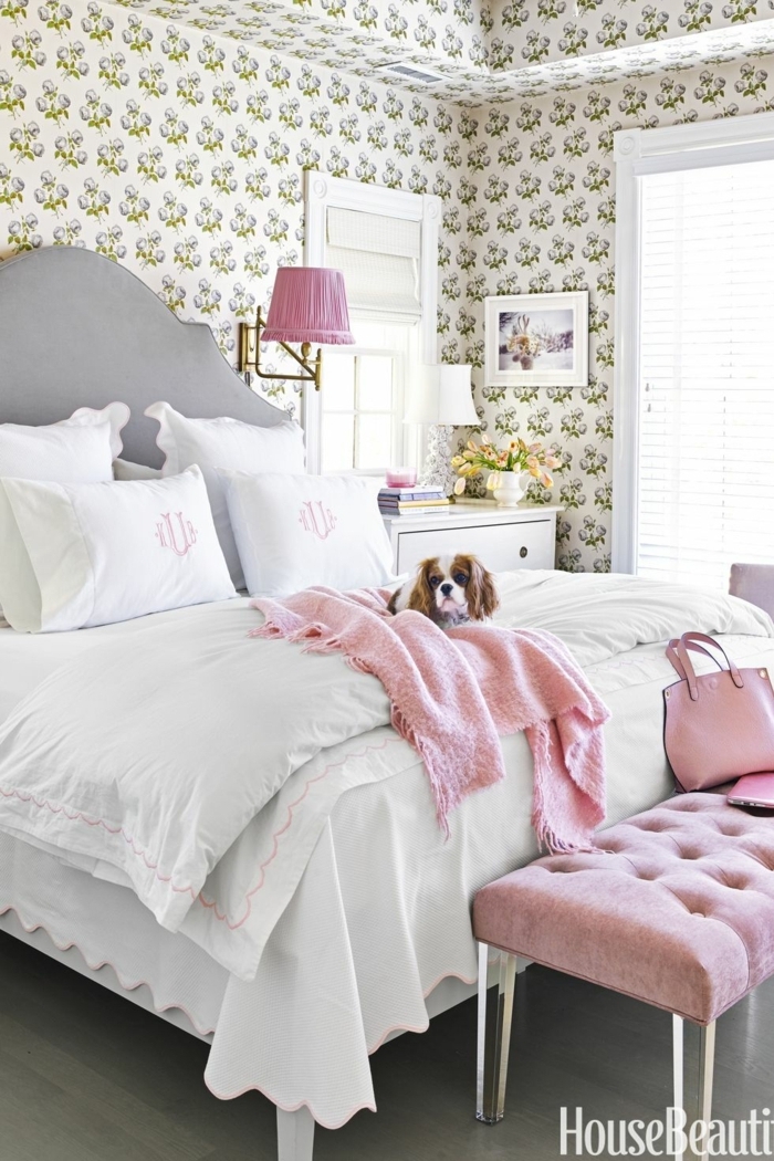 dormitorio moderno en estilo vintage, precioso pie de cama en capitoné tapizado de terciopelo en color rosado, cuadros decorativos pequeños
