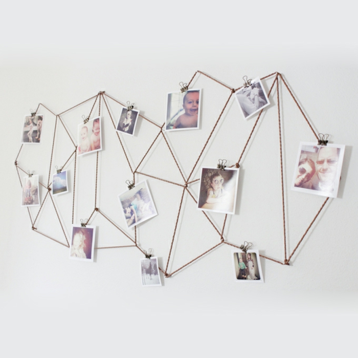 decoracion con fotos, decoracion para la pared de forma interesante, cuerdas en figura asimétrica con fotos familiares