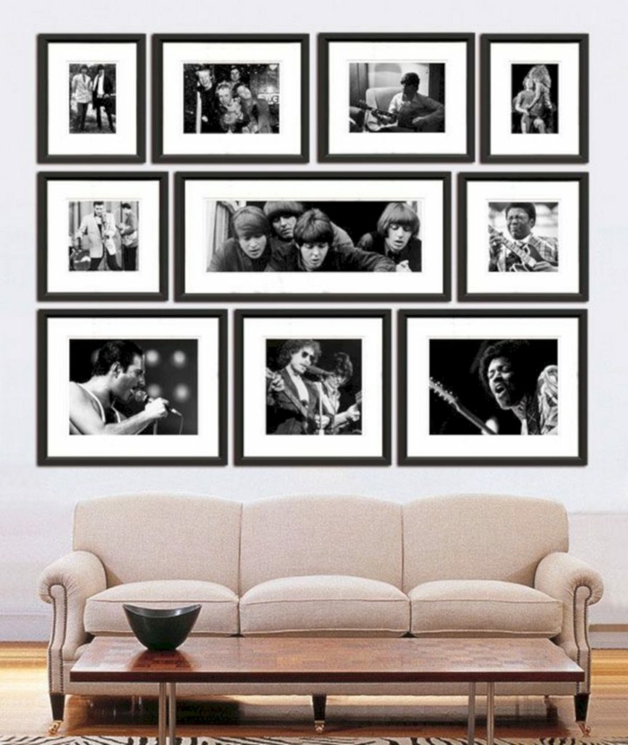 ideas para fotos, salón moderno con sofá en color rosado tapizada de terciopelo, pared con fotos de cantantes famosos en blanco y negro 