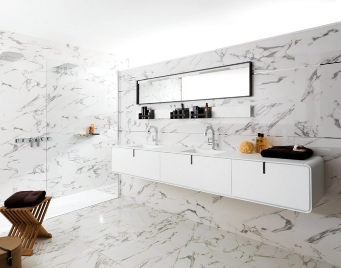 muebles auxiliares de baño, decoración con baldosas imitación de mármol, mueble de lavabo blanco de plástico, espejo rectangular, ducha de obra