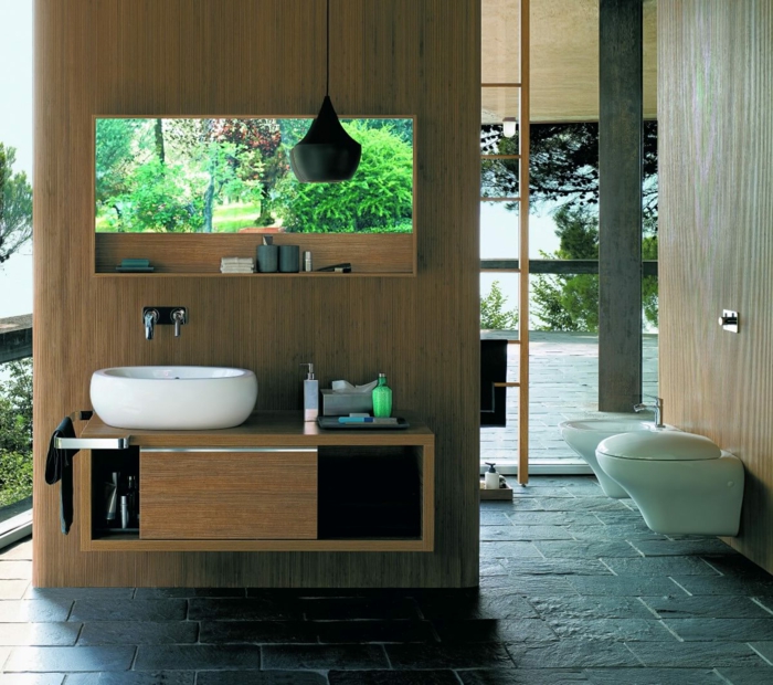 idea origibal para decorar baño, armarios de baño, material madera, lavabo oval, espejo grande, baño con paredes de vidrio
