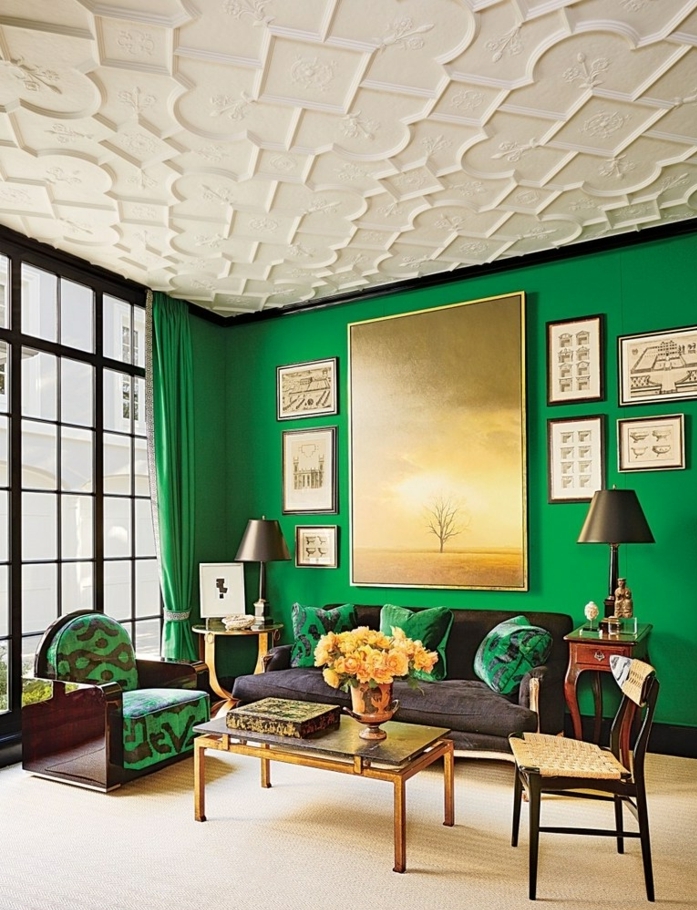 colores para salones, estilo original, pared verde llamativo, techo blanco con relieve, ventanal con cortinas vedres, mesa vintage de metal, rosas amarillas, cuadros