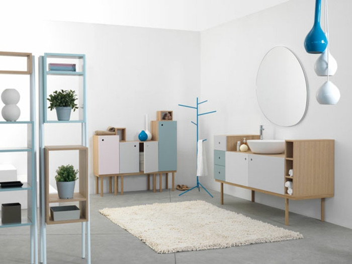 baño en colores pastel, muebles auxiliares, colores pastel, muebles con patas, estantes con macetas, espejo grande, lámpara azul