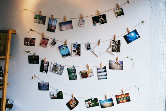 marcos de fotos originales, como decorar la pared con fotos colgantes, idea DIY para adornar la casa con recuerdos íntimos
