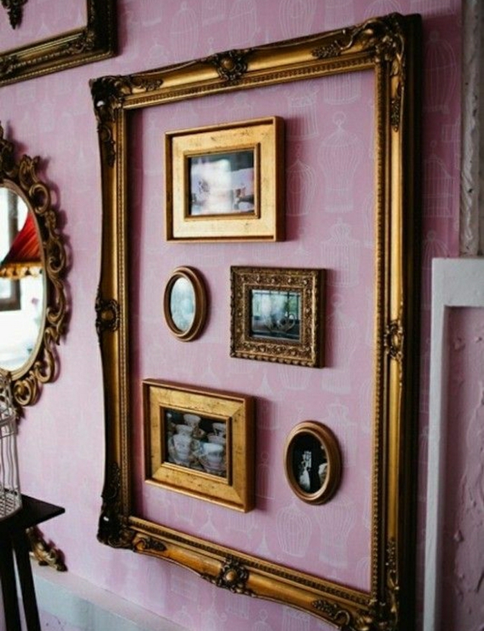 marcos de fotos originales, marco en dorado en estilo vintage con pequeños marcos dentro en el mismo color, pared con papel pintado en morado