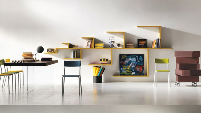 baldas de madera, estantes modernos en amartillo, despacho con escritorio y sillas, suelo laminado, paredes blancas