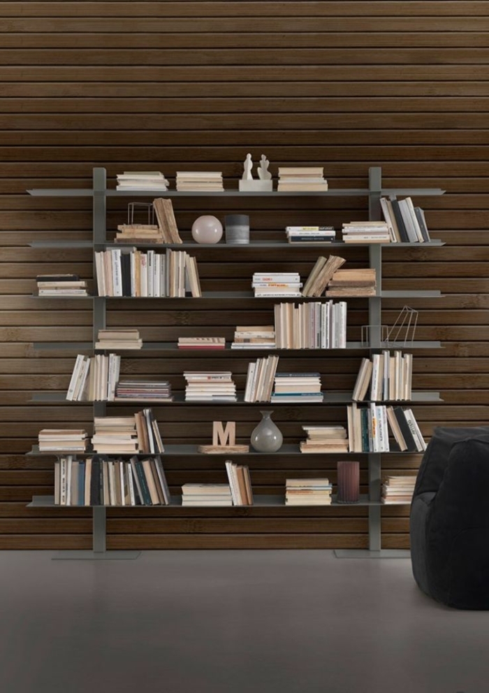 ideas de decoración, librerias,estantería de metal con libros en beige y estatuillas, suelo laminado, pared con tarima