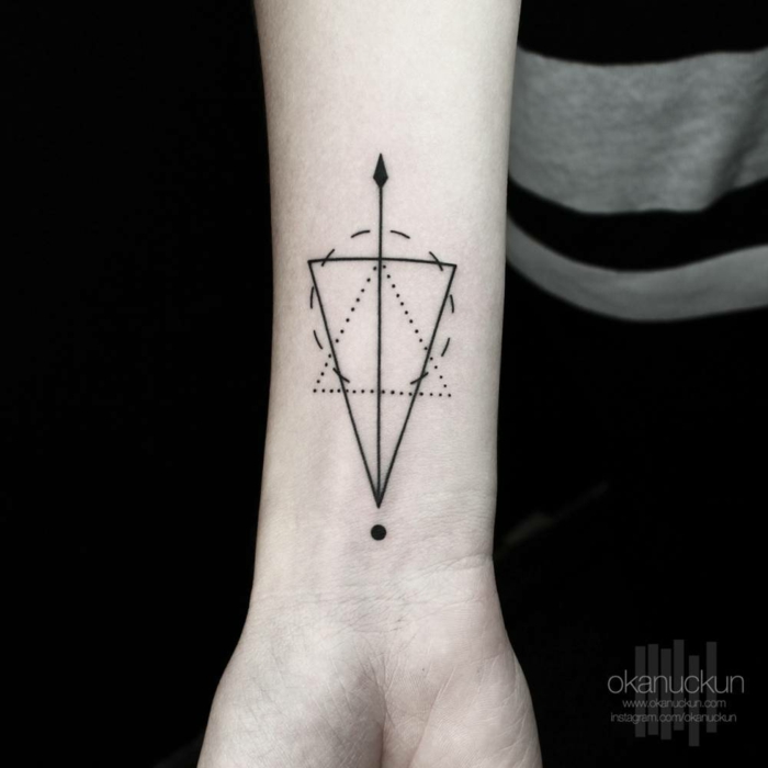 tatuajes de nombres en la muñeca, tatuaje pequeño geométrico con líneas negras, triángulo, círculo y flecha, diseño apto para hombres y mujeres
