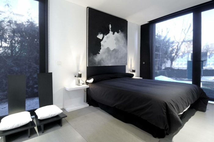 cuadros vintage para dormitorio espacioso y luminoso decorado en blanco y negro, grandes ventanales con vista 