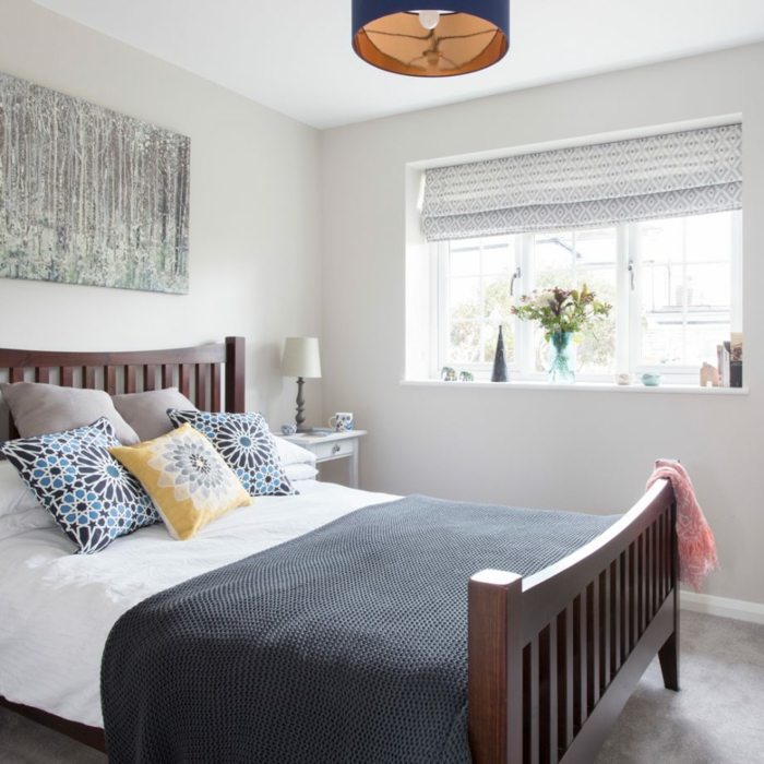 ideas para decorar espacios con cuadros vintage, dormitorio pequeño decorado en blanco con cama de madera y estores modernos