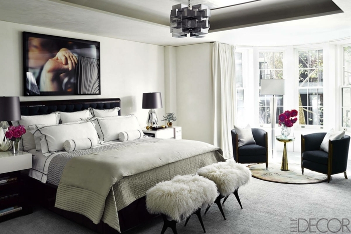 ejemplo encantador de dormitorio elegante decorado de grande fotografía como punto focal, cuadros vintage y muebles retro 