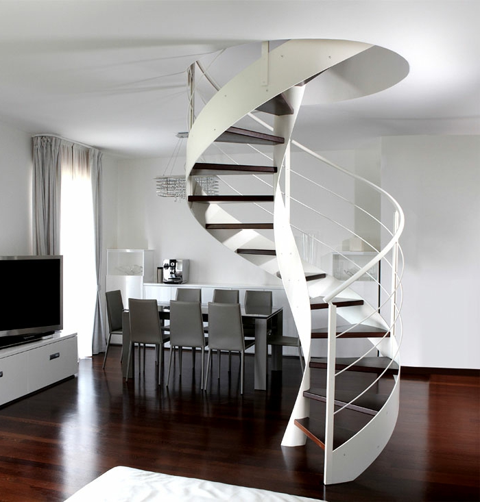 escaleras de madera, salón moderno en blanco y gris, mesa comedor, ventana con cortinas, escaleras de caracol con barandilla de metal