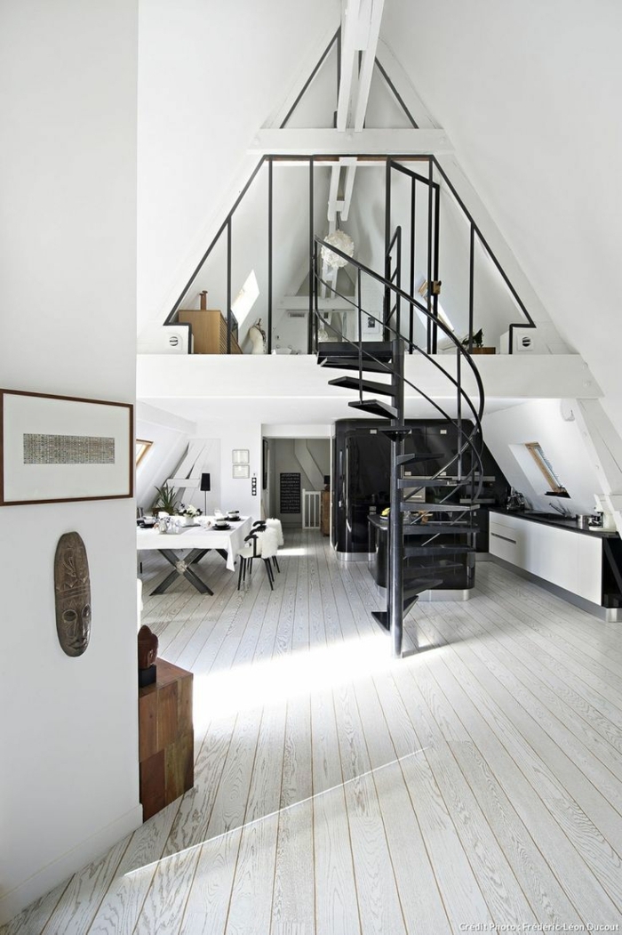 escalera metalica, casa moderna, decoración en blanco y negro, suelo de tarima, techo triangular, escalera de caracol negra de metall