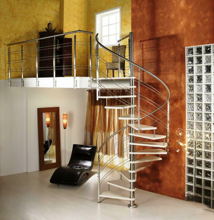 escaleras de caracol, salón pequeño con paredes pintadas en color amarillo y naranja, balcón interior, escalera de caracol metálica