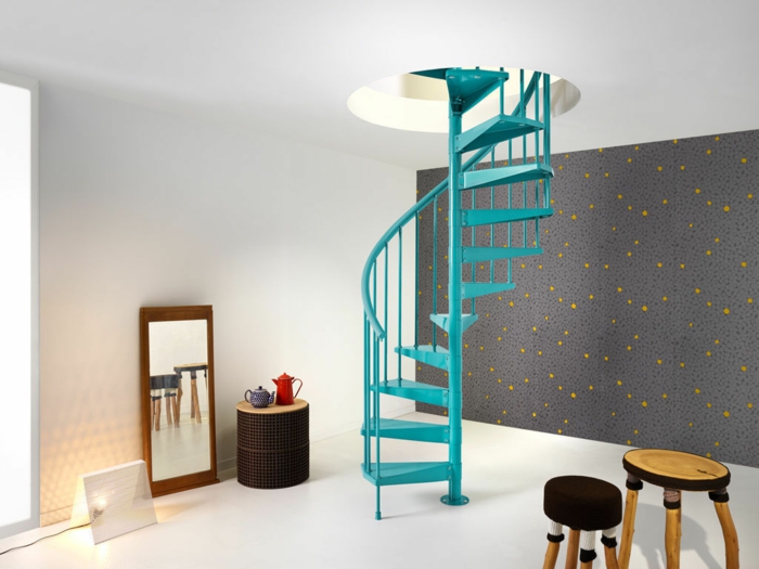 escalera metalica, interior minimalista, escalera prefabricada de metal en color azul, pared con papel pintado