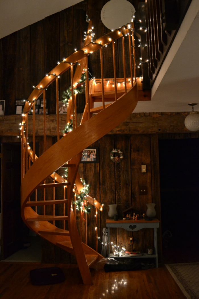 barandillas escaleras, decoración rústica, escalera de caracol de madera con barandilla decorada con luces de navidad