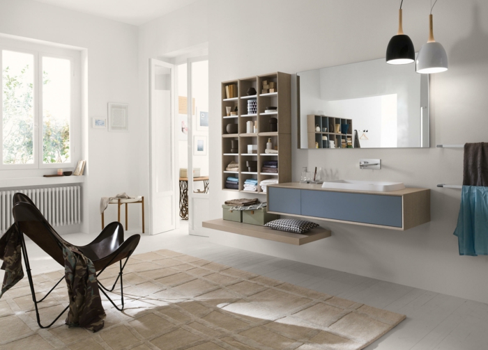 baño moderno, decoración escandinava, muebles auxiliares de baño, estantería grande, espejo rectangular, alfombra beige, silla de plástico, ventana