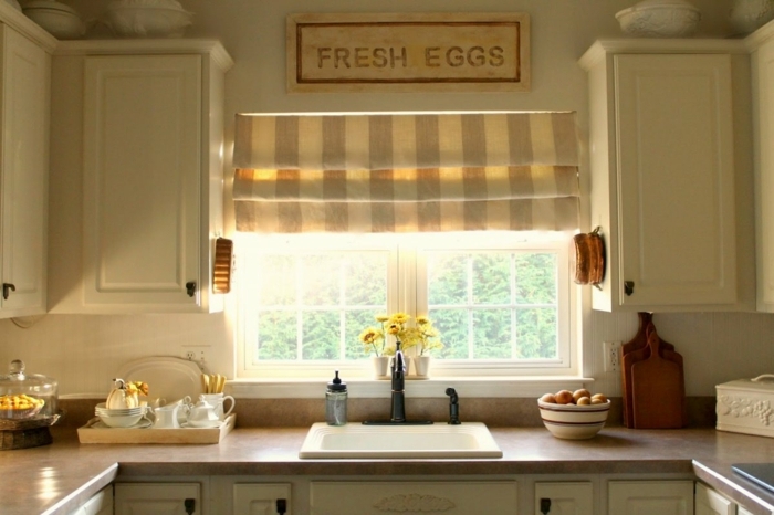 estores para cocina, cocina en beige, decoración en la pared, cortina enrollable en rayas en color beige 