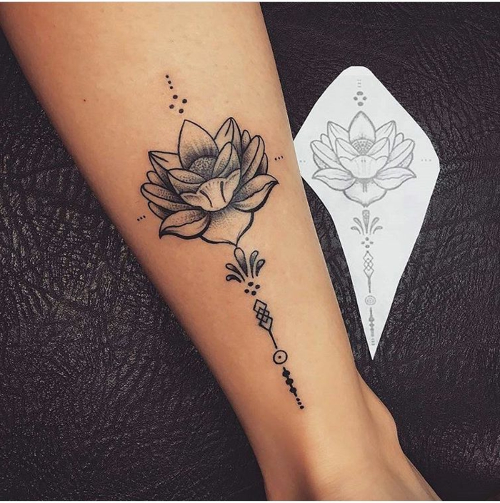 tatuaje flor de loto, tatuaje en el tobillo mujer, flor de loto abierta en blanco y negro, diseño en papel