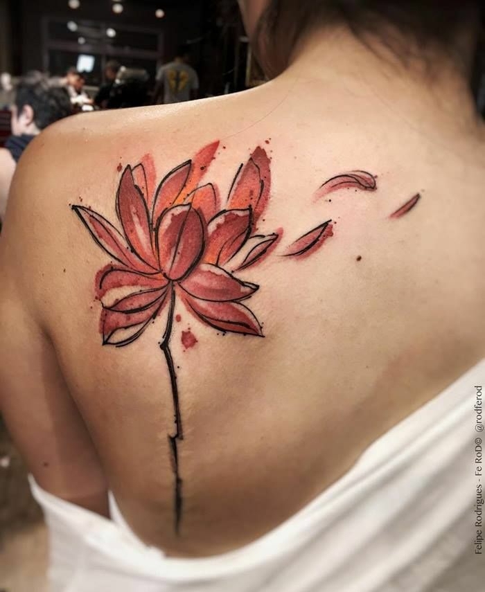 tatuaje espalda, mujer con blusa blanca, tatuaje grande, flor en color naranja y morado con tallo negro
