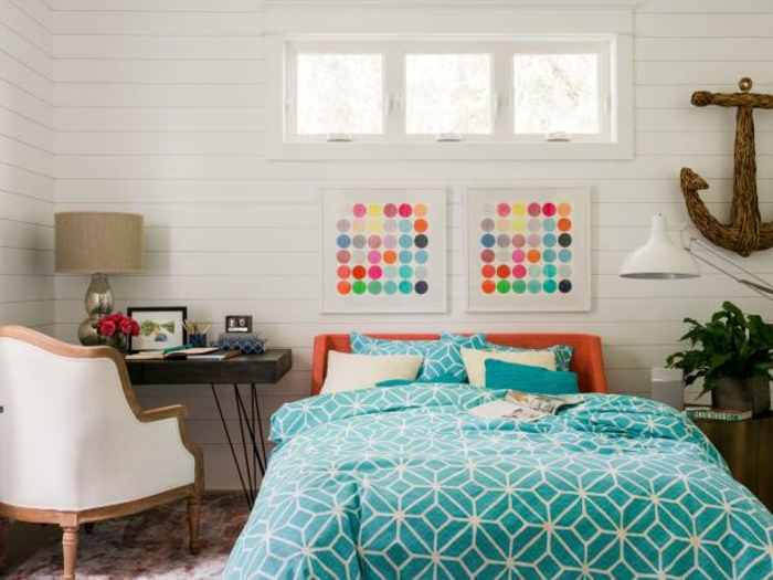 dos cuadros grandes modernos para una habitación en colores claros con elementos y muebles en estilo vintage 