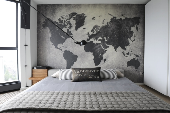 decoración con cuadros grandes, vinillo de pared con el mapa mundial, tonos de gris, lampara de diseño moderno 